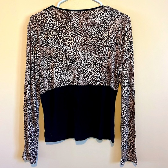 L Leopard  Blouse 🐆 V-Neck Fits M perfect, as very stretchy - Picture 6 of 6